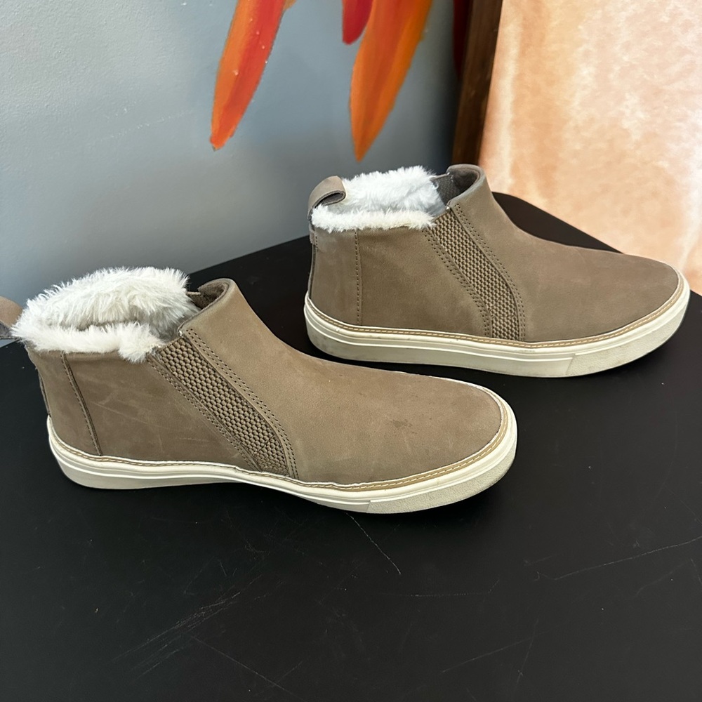 TOMS Bryce High Top Sneaker - Like New